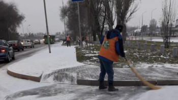 Фотография к новости: Алматы көшелерін қардан тазарту үшін 2 мыңға жуық адам жұмылдырылды