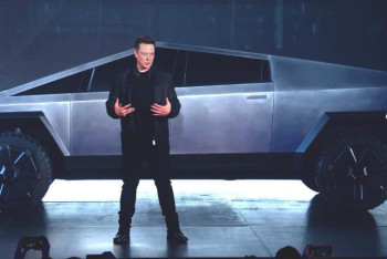 Фотография к новости: Илон Маск жаңа жүк көлігін таныстырды