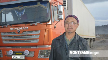 Фотография к новости: Баян-Өлгийден Ұланбатырға қоқыс артатын қазақ