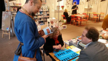 Фотография к новости: Тоғызқұмалақ ойынының оқу құралы литва тілiнде жарық көрді