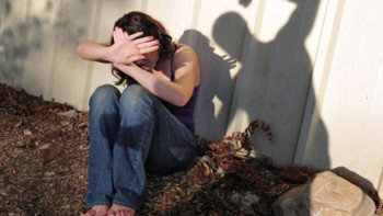 Фотография к новости: Резеңке тәпішке, көйлекшең қаштым – зорлық көрген ана