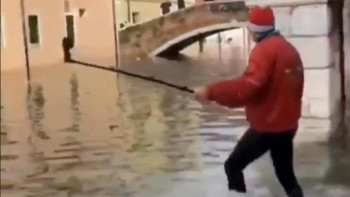 Фотография к новости: Венецияда су тасқыны: турист селфи жасаймын деп суға бата жаздады