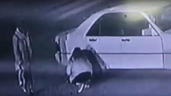 Фотография к новости: Ақтауда көлікті өртеп жібермек болған екі бойжеткен видеоға түсіп қалған