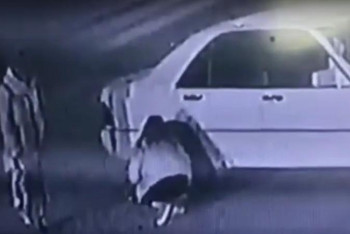 Фотография к новости: Ақтауда көлікті өртеп жібермек болған екі бойжеткен видеоға түсіп қалған