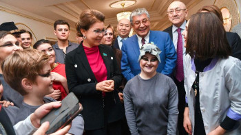 Фотография к новости: Назарбаева ерекше актерлер театрының жас әртістерімен  кездесті