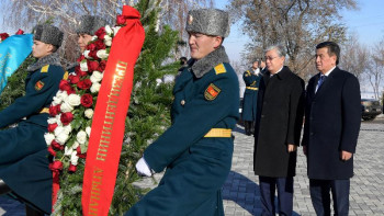 Фотография к новости: Тоқаев Бішкектегі "Ата бейіт" Ұлттық тарихи-мемориалдық кешеніне барды