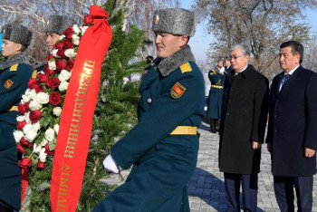 Фотография к новости: Тоқаев Бішкектегі "Ата бейіт" Ұлттық тарихи-мемориалдық кешеніне барды