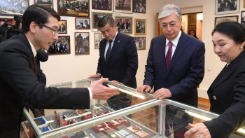 Фотография к новости: Президент Шыңғыс Айтматовтың музей-үйіне барды