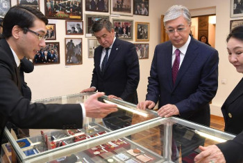 Фотография к новости: Президент Шыңғыс Айтматовтың музей-үйіне барды