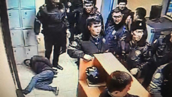 Фотография к новости: Ақтөбеде полицейлер ер адамды ұрып-соққан  