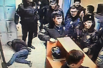 Фотография к новости: Ақтөбеде полицейлер ер адамды ұрып-соққан  