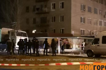 Фотография к новости: Оралдағы оқиға: Кепілдікте болған әйелді жедел жәрдем алып кетті