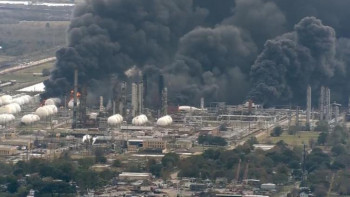 Фотография к новости: АҚШ-та химия зауыты өртеніп жатыр