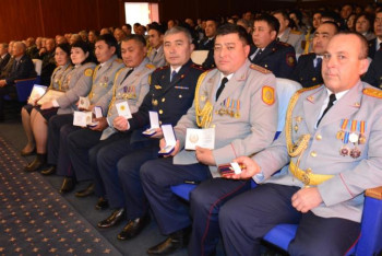 Фотография к новости: Тұңғыш Президент күні қарсаңында полицейлер марапатталды