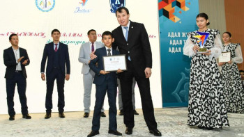 Фотография к новости: "Ақынның қаламы – адалдық алаңы": Агенттік төрағасы мен әкім жеңімпаздарды марапаттады