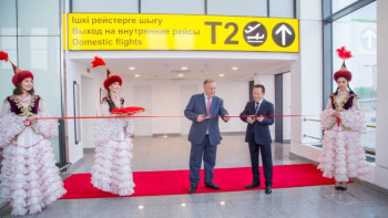 Фотография к новости: Тұңғыш президент күніне орай халықаралық әуежайда өтпелі галерея ашылды