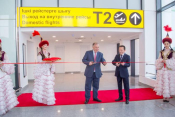 Фотография к новости: Тұңғыш президент күніне орай халықаралық әуежайда өтпелі галерея ашылды