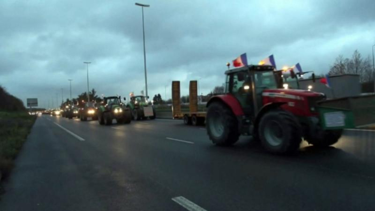 Францияда фермерлер ереуілге трактор мініп шығады