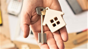 Фотография к новости: Тұңғыш президент күні қарсаңында кезекте тұрған азаматтарға жалдамалы пәтер берілді