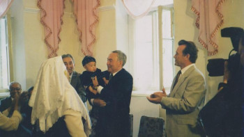 Фотография к новости: "Мына жерде ең үлкен адам тұр екен ғой!" Елбасы тұсауын кескен Ислам