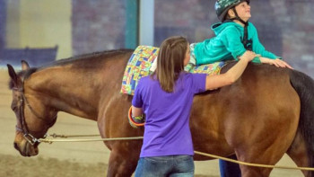 Фотография к новости: Ақмолалық полицейлер сал ауруына шалдыққан балаларды иппотерапиямен емдеуде