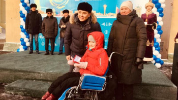 Фотография к новости: Жаңа қоныс: Елорда әкімі 400 азаматқа пәтер кілтін табыстады