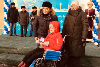 Фотография к новости: Жаңа қоныс: Елорда әкімі 400 азаматқа пәтер кілтін табыстады