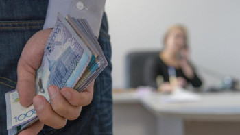 Фотография к новости: ﻿Жұмысқа орналастыру үшін пара алмақ болған мектеп директорына қатысты сот үкімі шықты