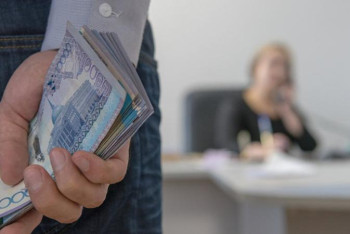 Фотография к новости: ﻿Жұмысқа орналастыру үшін пара алмақ болған мектеп директорына қатысты сот үкімі шықты