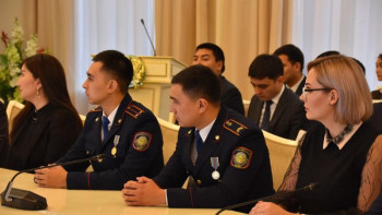 Фотография к новости: Тұңғыш президент күні қарсаңында 178 қарағандылық полицей марапатталды