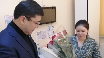 Фотография к новости: Елордада Тұңғыш президент күні туған сәбилердің аналарын құттықтады