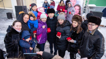 Фотография к новости: Өскеменде 198 отбасы пәтер кілтін алды 