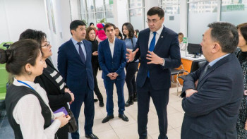 Фотография к новости: Өңір басшылары "Жанұя" орталығының тәжірибесімен танысты