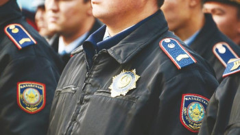 Фотография к новости: Алматыда өртенген үйден адамдарды құтқарған полицейлер марапатталды