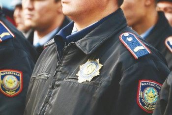 Фотография к новости: Алматыда өртенген үйден адамдарды құтқарған полицейлер марапатталды