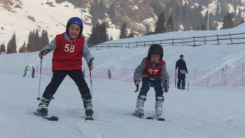 Фотография к новости: Алматыда балаларға тау шаңғысымен сырғанау тегін үйретіледі