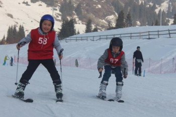 Фотография к новости: Алматыда балаларға тау шаңғысымен сырғанау тегін үйретіледі