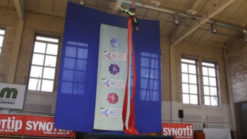 Фотография к новости: Гимнаст қыз өнер көрсетіп жатқан кезде 8 метр биіктіктен құлап кетті