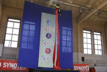 Фотография к новости: Гимнаст қыз өнер көрсетіп жатқан кезде 8 метр биіктіктен құлап кетті