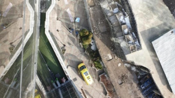 Фотография к новости: Алматыда ер адам "Нұрлы Тау" бизнес орталығынан құлап кетті