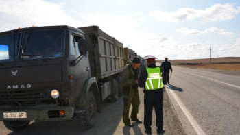 Фотография к новости: Пара алған көліктік бақылау инспекциясының қызметкеріне 26 млн теңге айыппұл салынды
