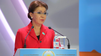 Фотография к новости: Дариға Назарбаева жергілікті Мәслихат депутаттарына құлақ асу керектігін айтты