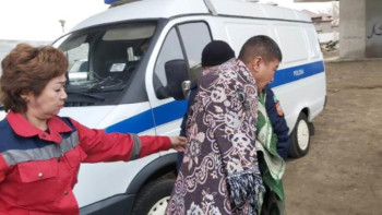 Фотография к новости: Атырауда құтқарушылар мұз астына түсіп кеткен адамды құтқарып алды