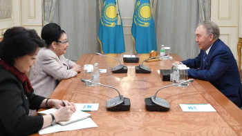 Фотография к новости: Елбасы КСРО халық әртісі Бибігүл Төлегеновамен кездесті﻿