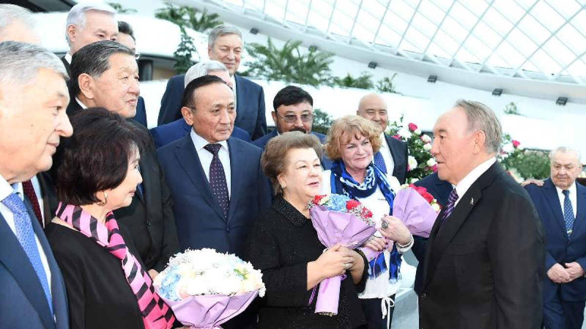 Назарбаев елорданың алғашқы құрылысына атсалысушылармен кездесті