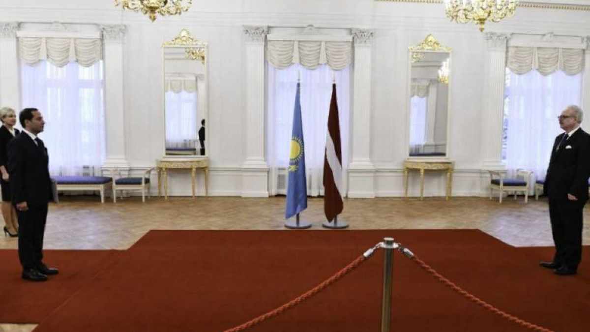 Қазақстан елшісі Латвия президентіне сенім грамоталарын тапсырды