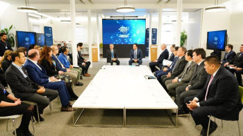 Фотография к новости: Мамин энергетика саласындағы әлемдік компаниялардың басшылығымен кездесті