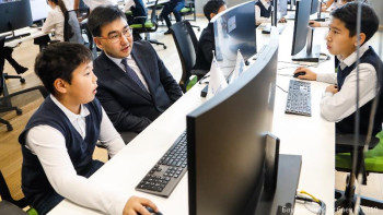 Фотография к новости: Қазақстандық оқушылар "Код сағаты" акциясы аясында бағдарламалауды үйренеді