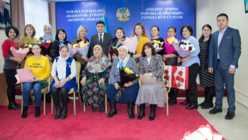 Фотография к новости: Елордада көпбалалы аналар алтын және күміс алқамен марапатталды