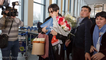 Фотография к новости: Димаш "Қазақстанның еңбек сіңірген қайраткері" атанғанын ұшақтан түскенде білген